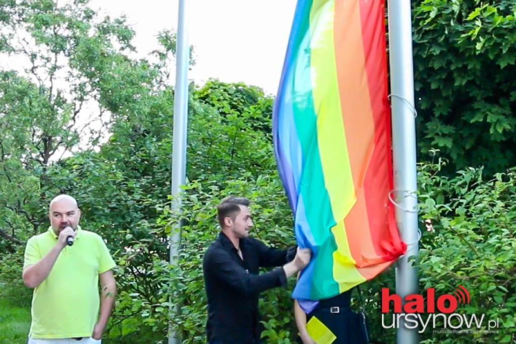 TĘCZOWA FLAGA PRZED URZĘDEM. Tydzień Równości rozpoczęty.