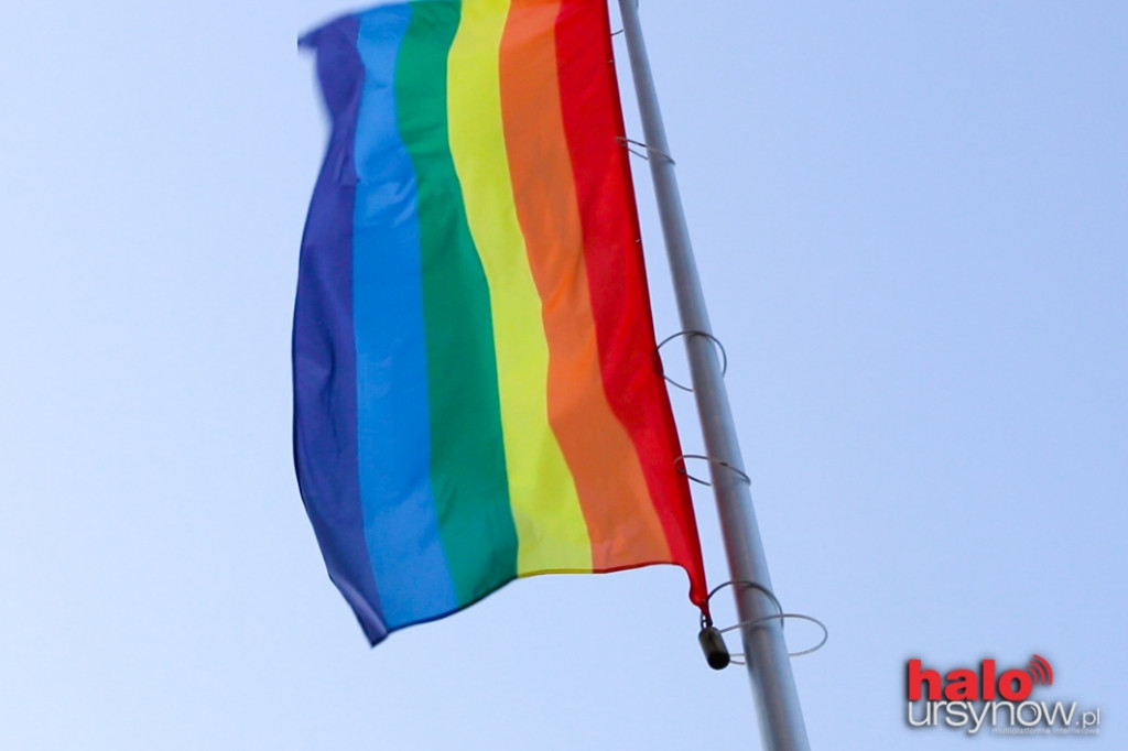 TĘCZOWA FLAGA PRZED URZĘDEM. Tydzień Równości rozpoczęty.