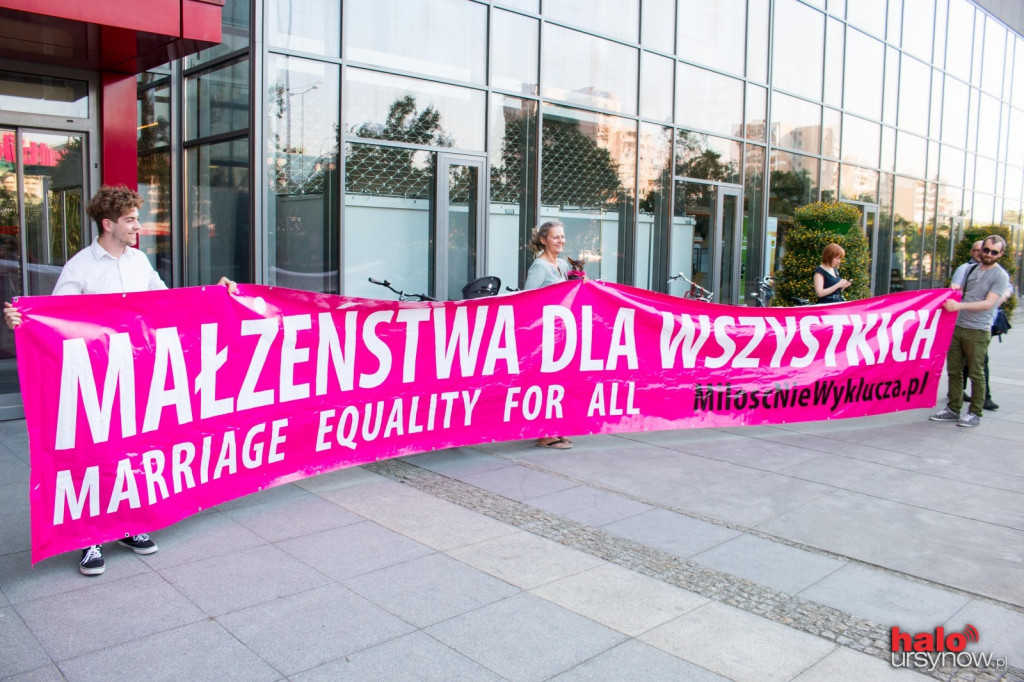 TĘCZOWA FLAGA PRZED URZĘDEM. Tydzień Równości rozpoczęty.