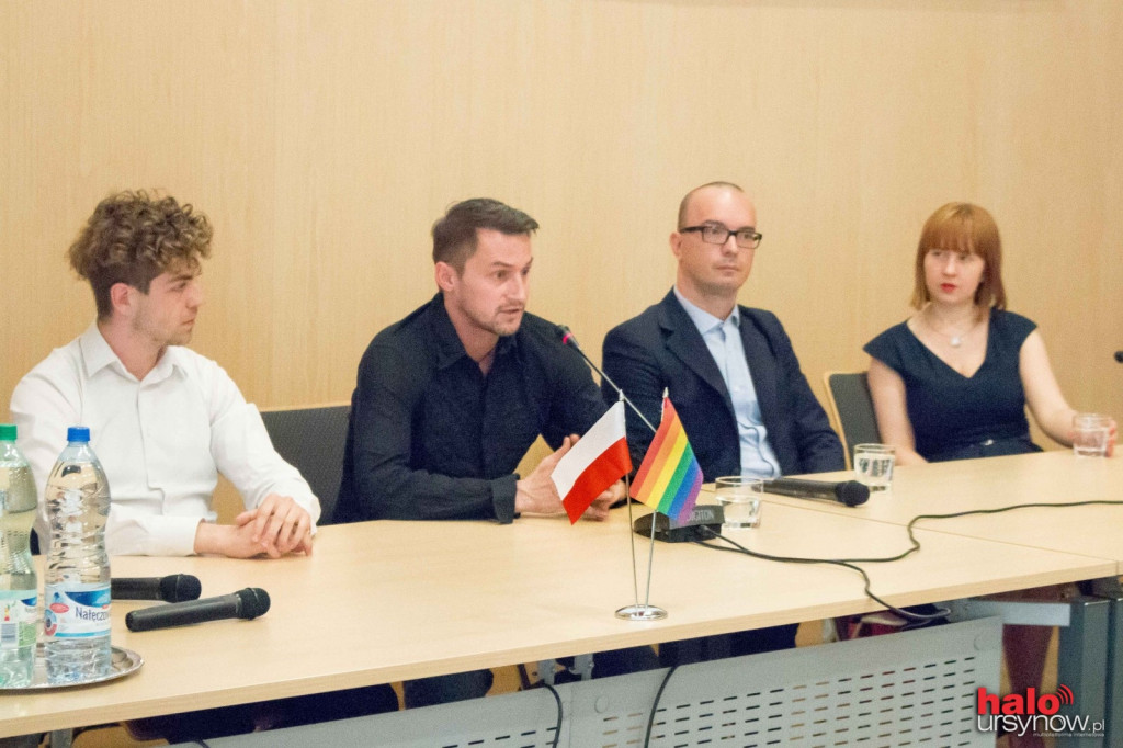 TĘCZOWA FLAGA PRZED URZĘDEM. Tydzień Równości rozpoczęty.