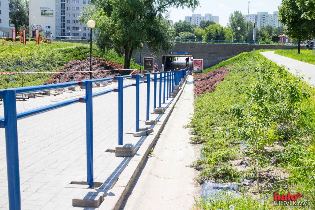 Montują barierki przy metrze Imielin