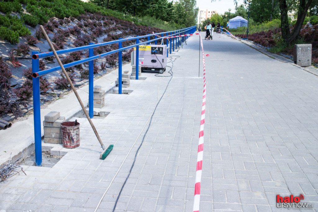Montują barierki przy metrze Imielin