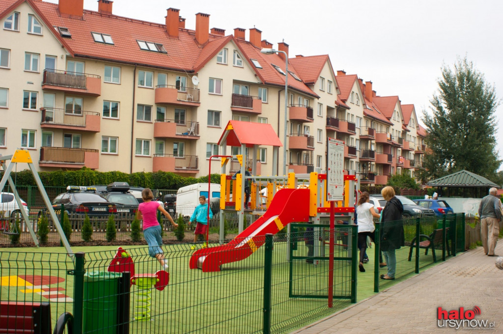 Pileckiego: jest nowy plac zabaw i ładna zieleń, a wokoło...