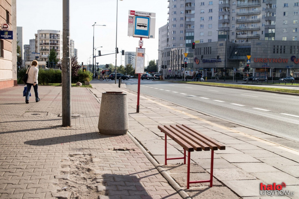 Zamiast wiaty - ławeczka i dziura w ziemi. Pasażerowie są rozgoryczeni
