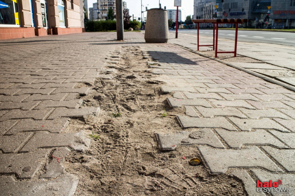 Zamiast wiaty - ławeczka i dziura w ziemi. Pasażerowie są rozgoryczeni