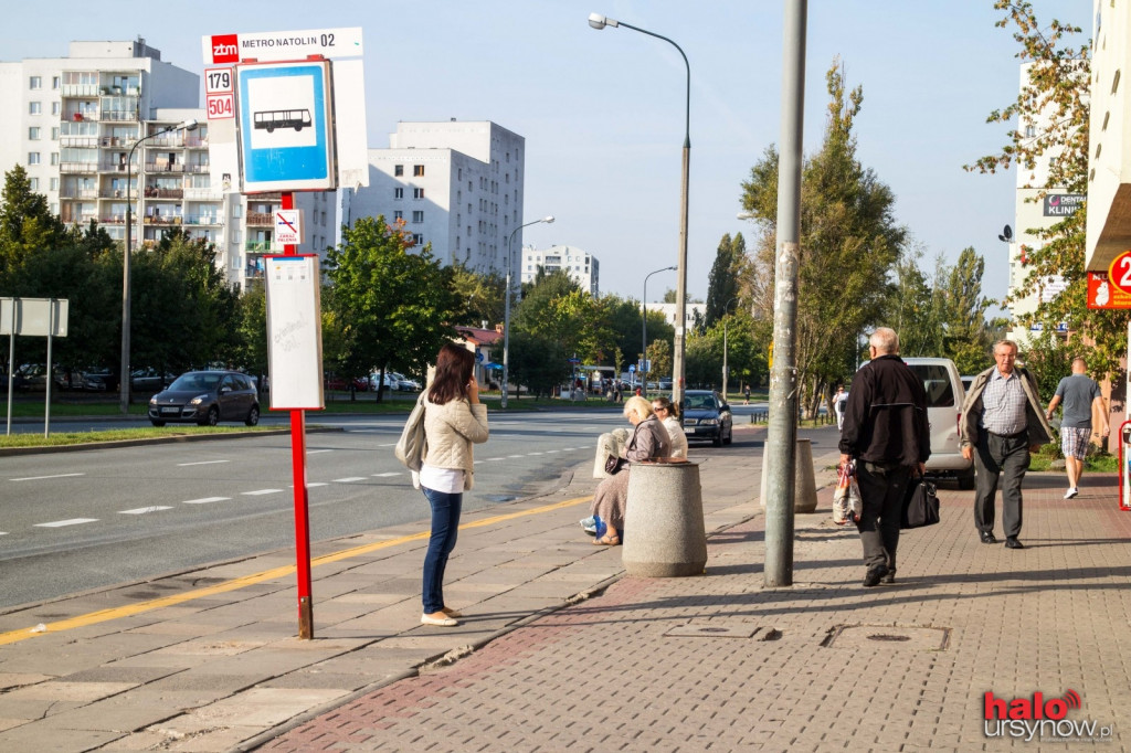 Zamiast wiaty - ławeczka i dziura w ziemi. Pasażerowie są rozgoryczeni