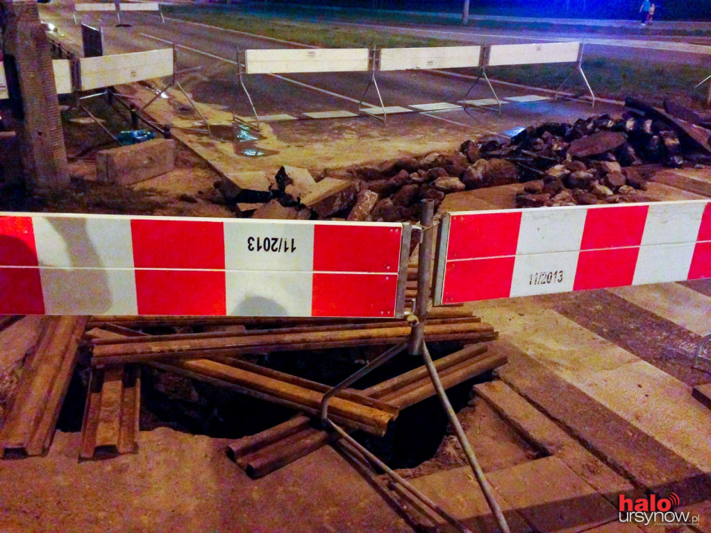 Awaria wodociągowa na skrzyżowaniu. Jeden pas zamknięty!