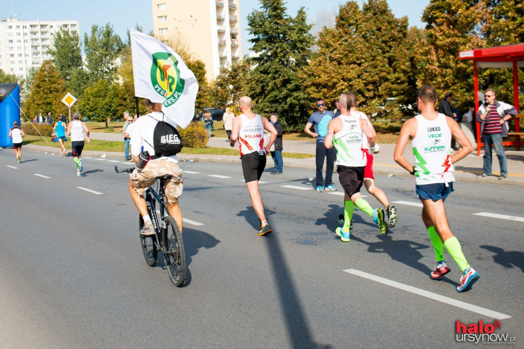 TAK KIBICUJE URSYNÓW! Maratończycy gorąco witani na trasie. FOTO