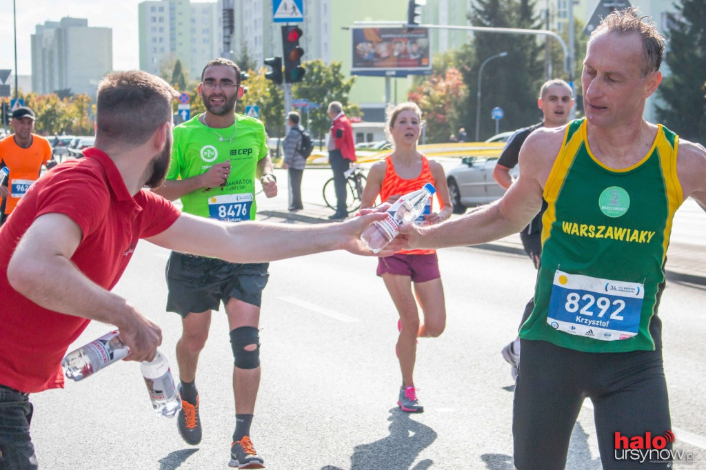 TAK KIBICUJE URSYNÓW! Maratończycy gorąco witani na trasie. FOTO