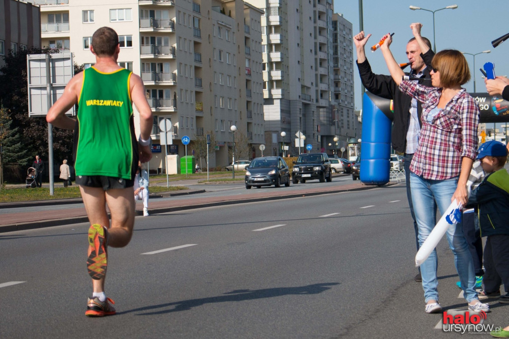 TAK KIBICUJE URSYNÓW! Maratończycy gorąco witani na trasie. FOTO