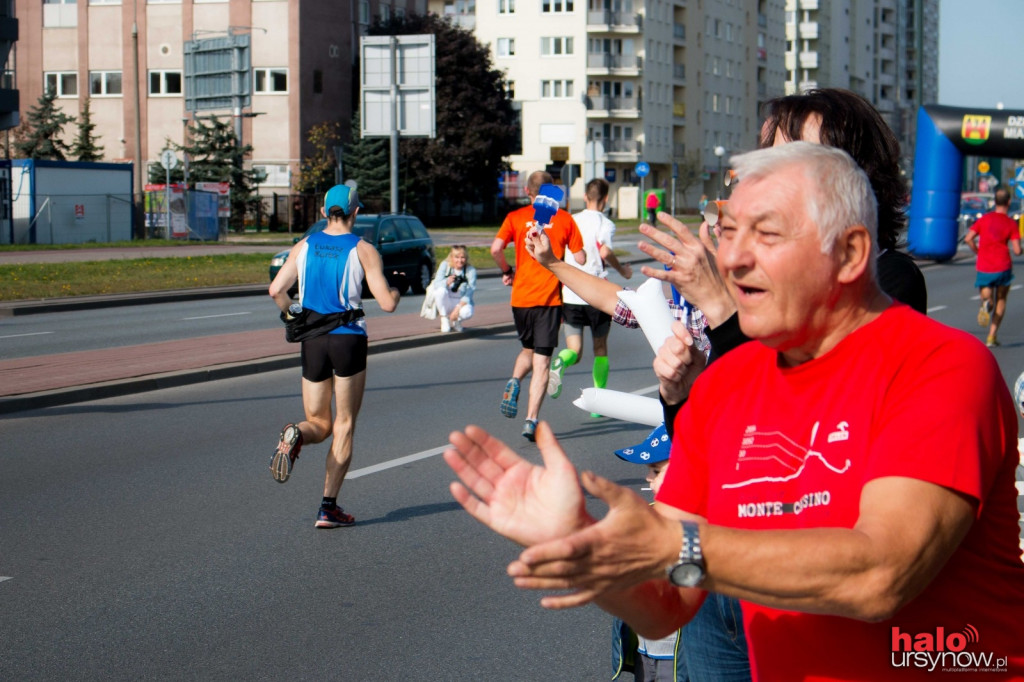 TAK KIBICUJE URSYNÓW! Maratończycy gorąco witani na trasie. FOTO