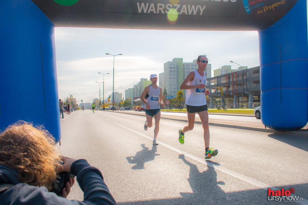 TAK KIBICUJE URSYNÓW! Maratończycy gorąco witani na trasie. FOTO