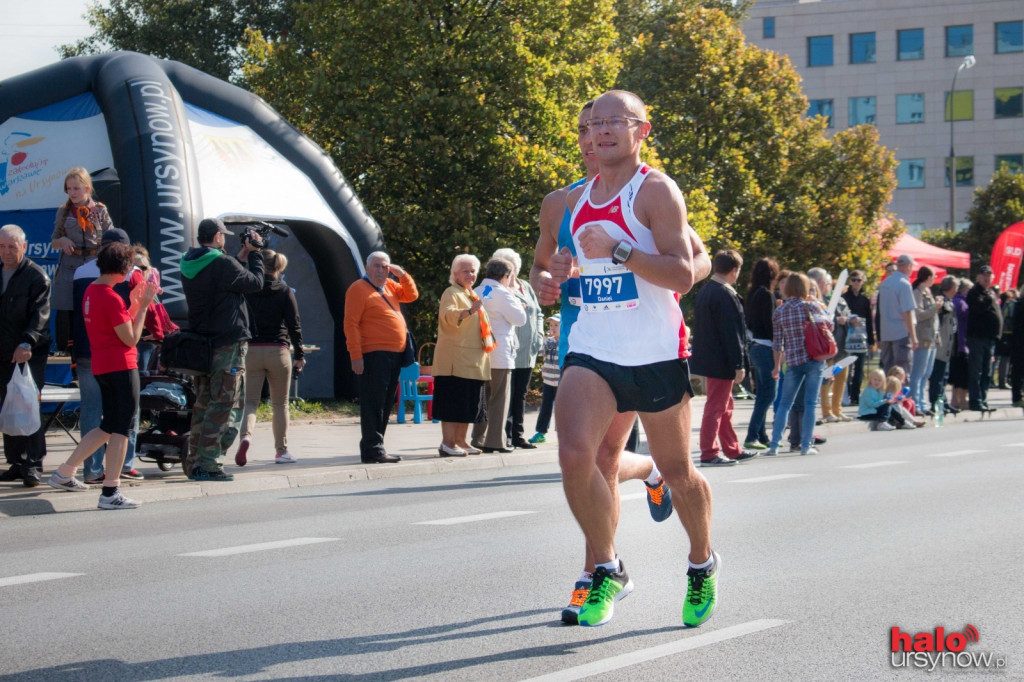 TAK KIBICUJE URSYNÓW! Maratończycy gorąco witani na trasie. FOTO