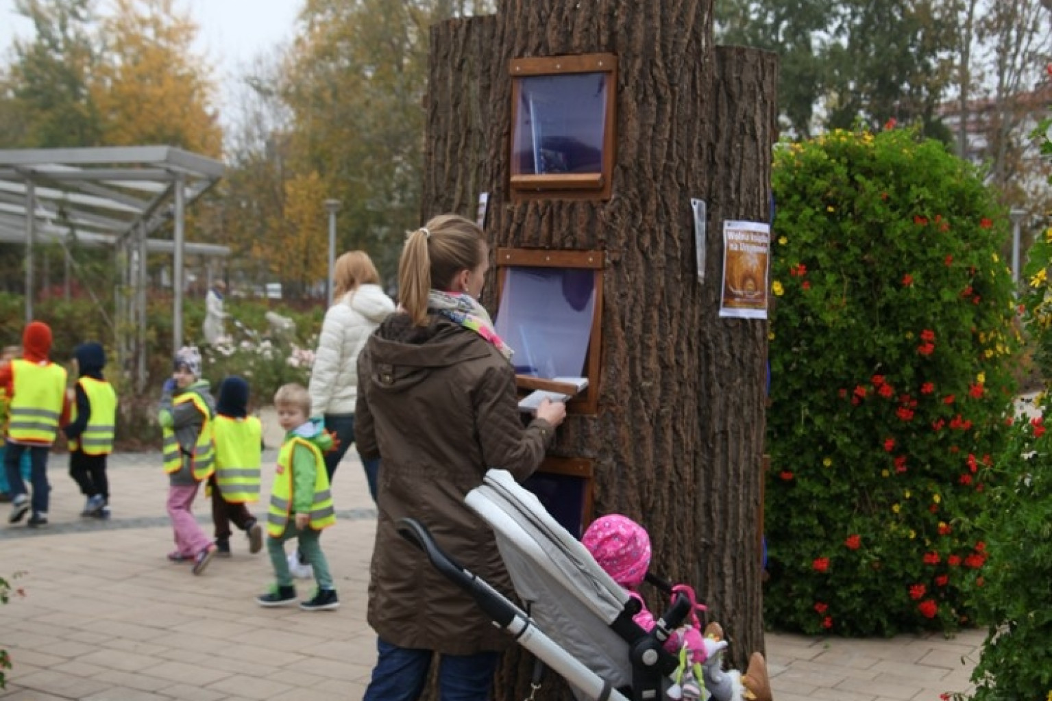 Przeczytaj i oddaj! Na Ursynowie powstała pierwsza biblioteka plenerowa.