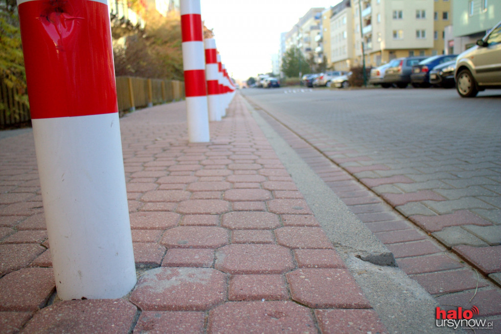 Mieszkańcy Wańkowicza: słupki zabrały chodnik, nie ma jak przejść