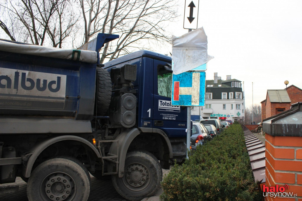 Hałas i brak miejsc parkingowych. Oto codzienność na Dzwonniczej