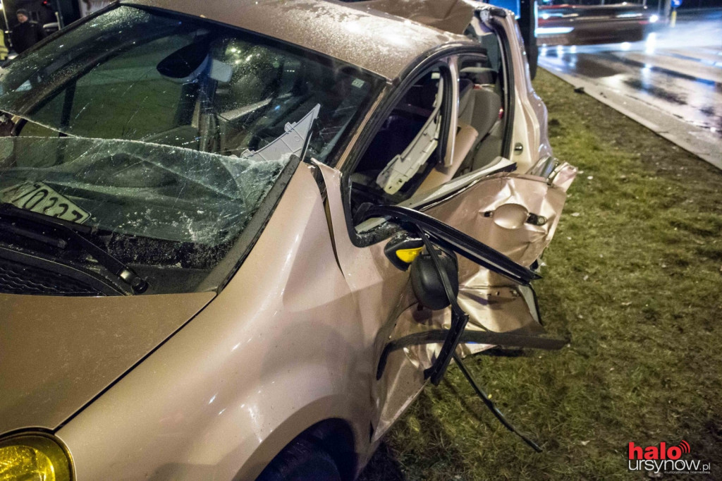 KOLEJNY WYPADEK NA CISZEWSKIEGO. Wyciągali kobietę z auta