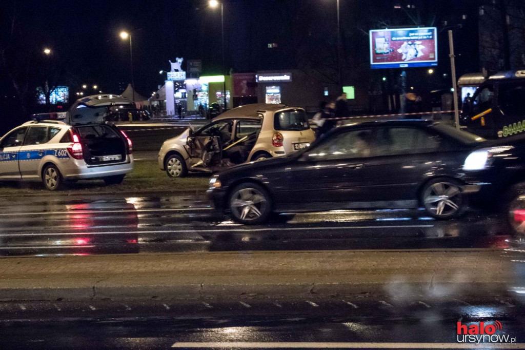 KOLEJNY WYPADEK NA CISZEWSKIEGO. Wyciągali kobietę z auta