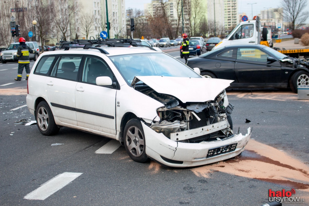 WYPADEK W AL. KEN. Auta roztrzaskane, ogromny korek. FOTO