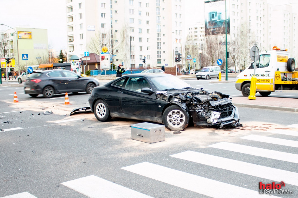 WYPADEK W AL. KEN. Auta roztrzaskane, ogromny korek. FOTO