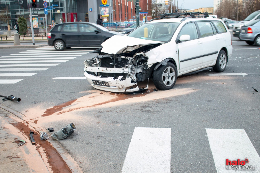 WYPADEK W AL. KEN. Auta roztrzaskane, ogromny korek. FOTO