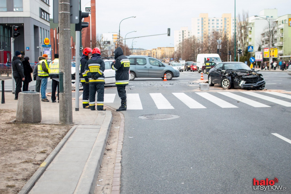 WYPADEK W AL. KEN. Auta roztrzaskane, ogromny korek. FOTO