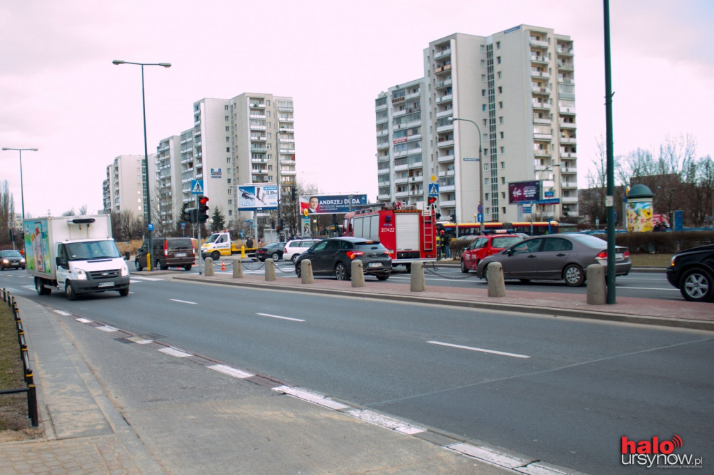 WYPADEK W AL. KEN. Auta roztrzaskane, ogromny korek. FOTO