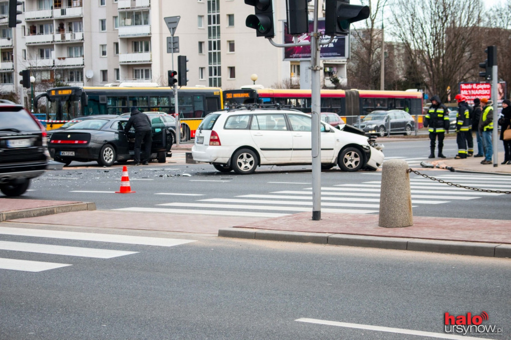WYPADEK W AL. KEN. Auta roztrzaskane, ogromny korek. FOTO