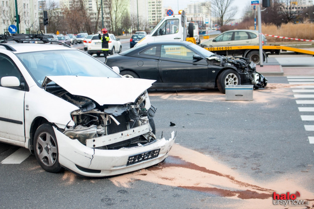 WYPADEK W AL. KEN. Auta roztrzaskane, ogromny korek. FOTO