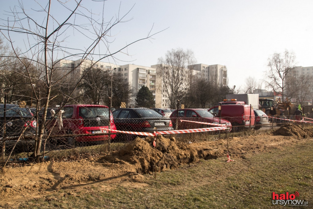 Dźwigi na parkingu przy Dereniowej. Apartamentowiec jednak stanie?