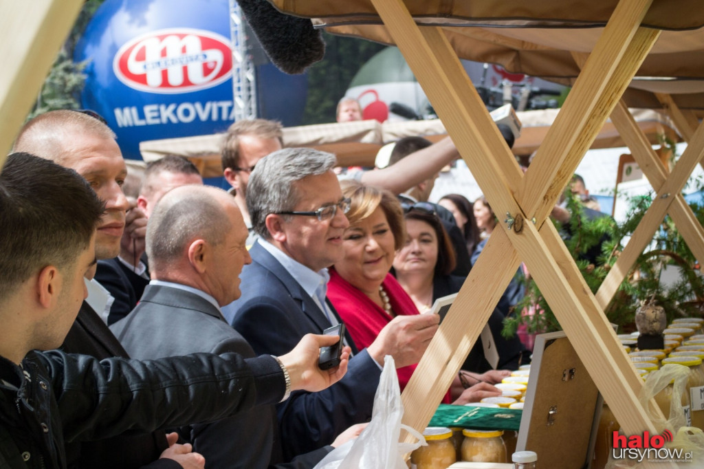 Prezydent Komorowski smakuje polskich specjałów na Ursynowie! FOTO
