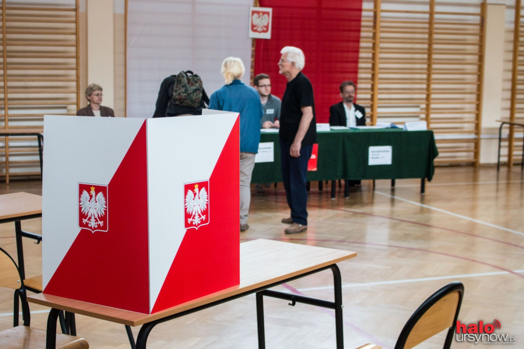 Kolejki w lokalach wyborczych. Frekwencja na 17:00: