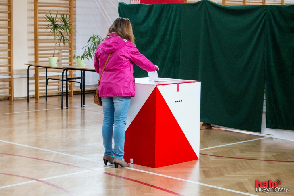 Kolejki w lokalach wyborczych. Frekwencja na 17:00: