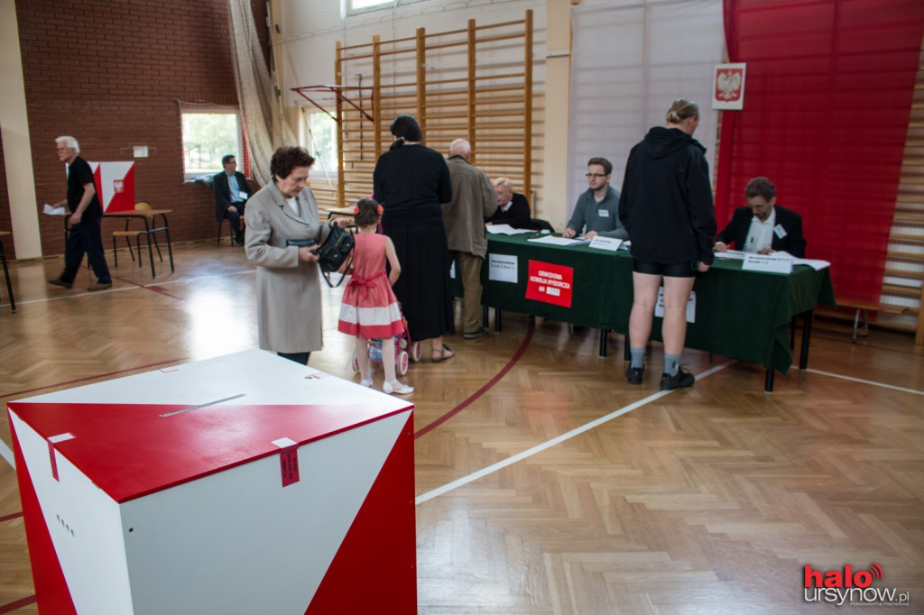 Kolejki w lokalach wyborczych. Frekwencja na 17:00: