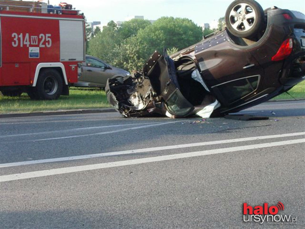 Wypadek w Dolinie Służewieckiej przy KEN. Auto dachowało! KORKI