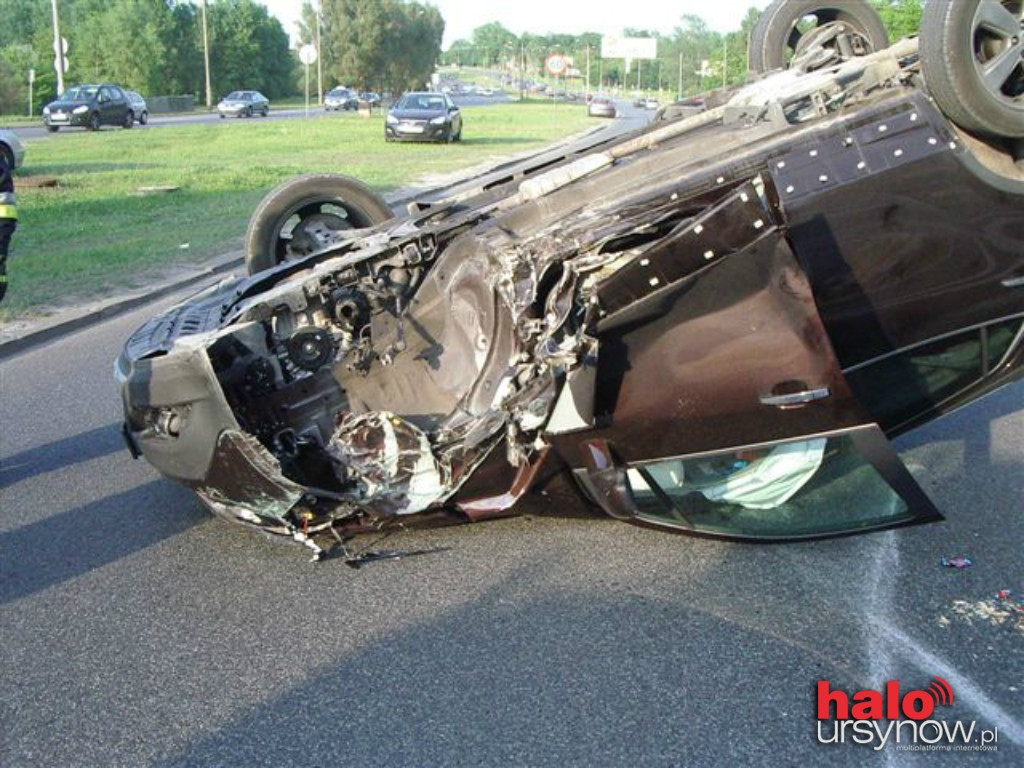 Wypadek w Dolinie Służewieckiej przy KEN. Auto dachowało! KORKI