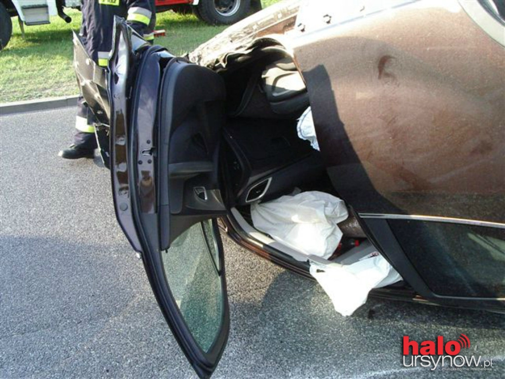 Wypadek w Dolinie Służewieckiej przy KEN. Auto dachowało! KORKI