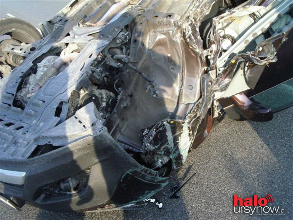 Wypadek w Dolinie Służewieckiej przy KEN. Auto dachowało! KORKI