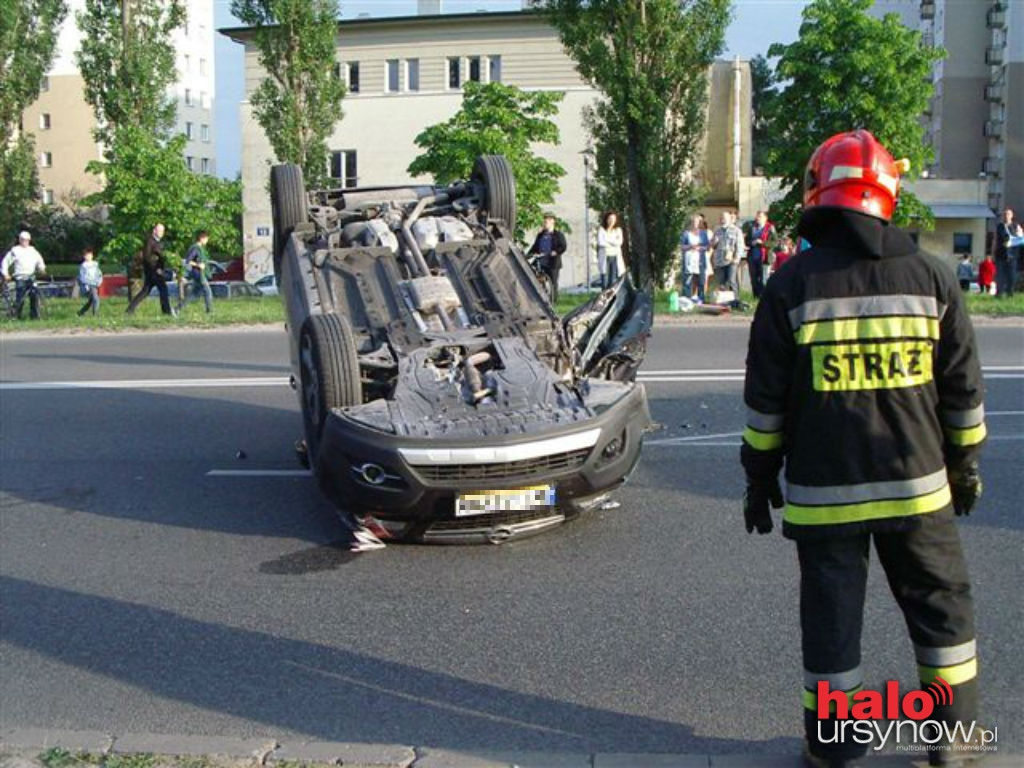 Wypadek w Dolinie Służewieckiej przy KEN. Auto dachowało! KORKI