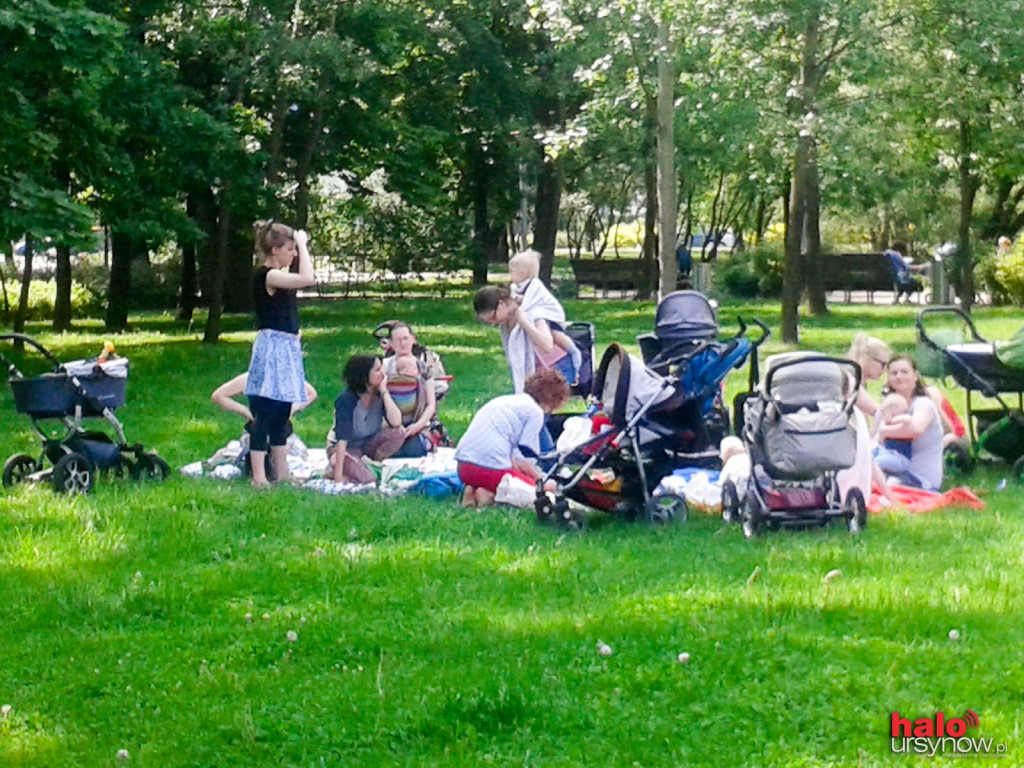 Karmiące cyce na ulice! Oryginalny flash mob na Ursynowie. FOTO