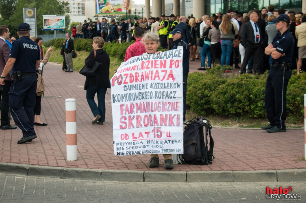 Konwencja PO w Arenie, w tle korwinowcy a na Pileckiego korek