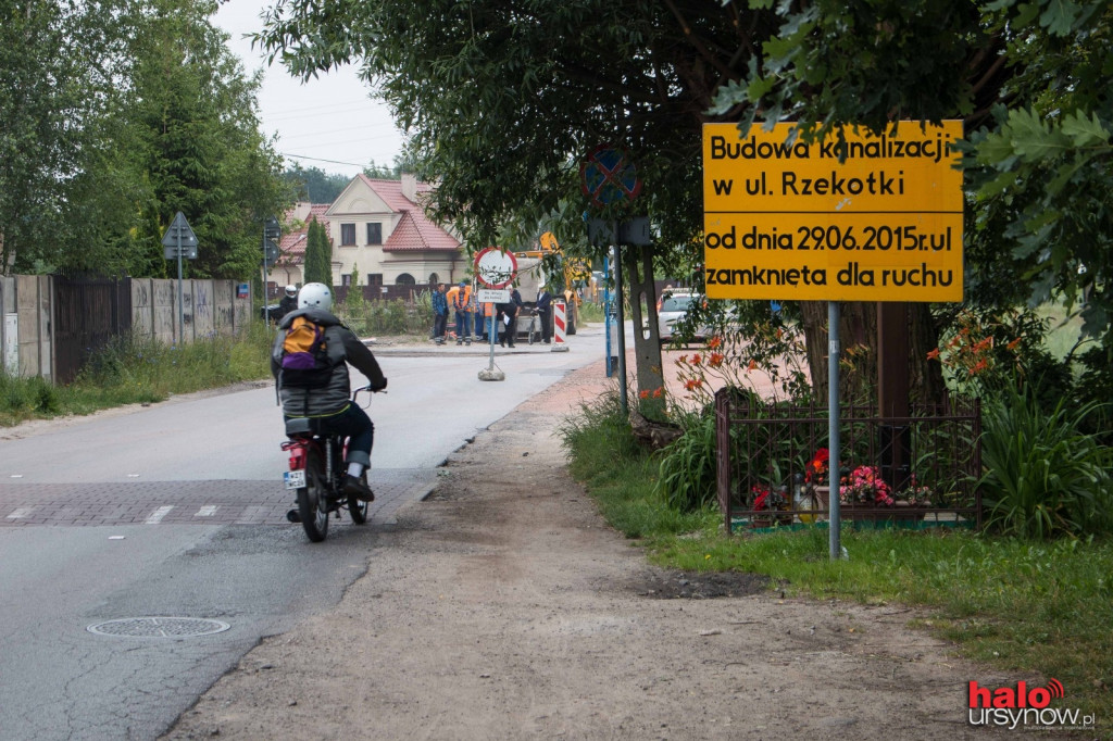 ZAMKNIĘTA RZEKOTKI. Zdziwienie kierowców i ulga mieszkańców. FOTO