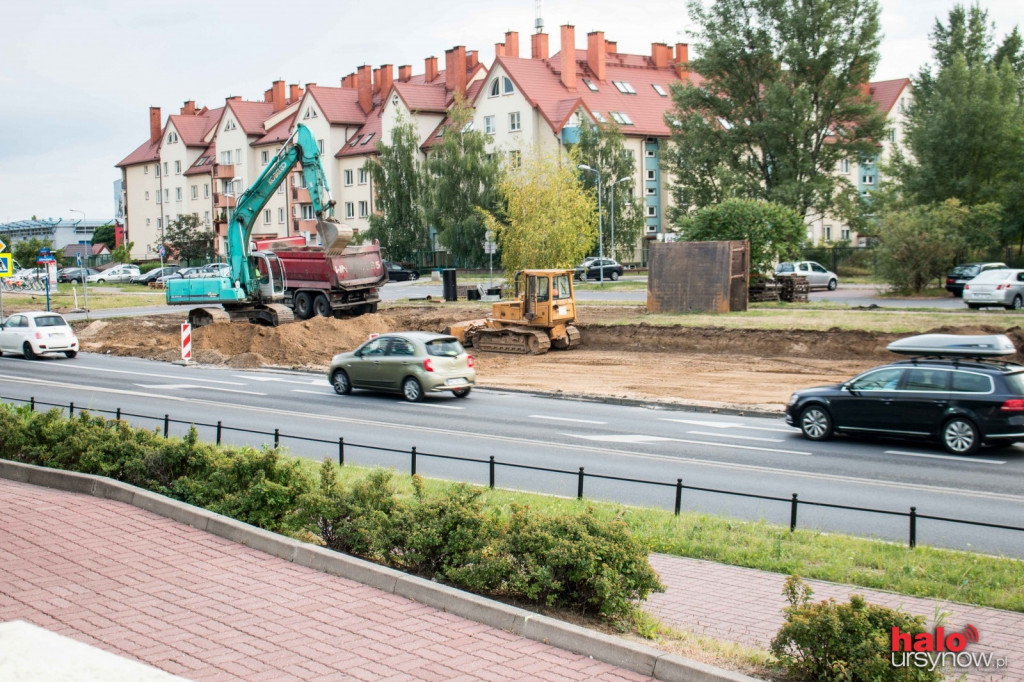 Utrudnienia na Pileckiego. Budowa idzie pełną parą. Jest szansa na chodnik. FOTO