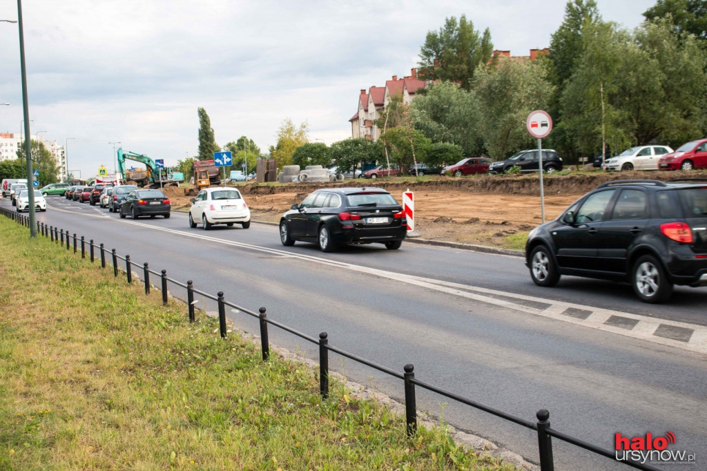 Utrudnienia na Pileckiego. Budowa idzie pełną parą. Jest szansa na chodnik. FOTO