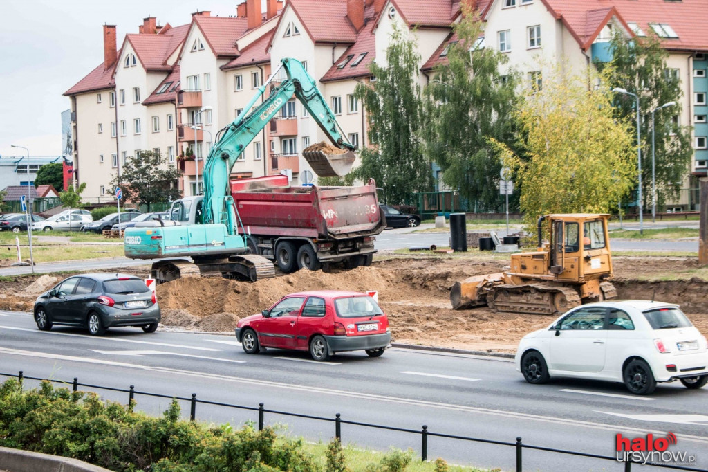 Utrudnienia na Pileckiego. Budowa idzie pełną parą. Jest szansa na chodnik. FOTO