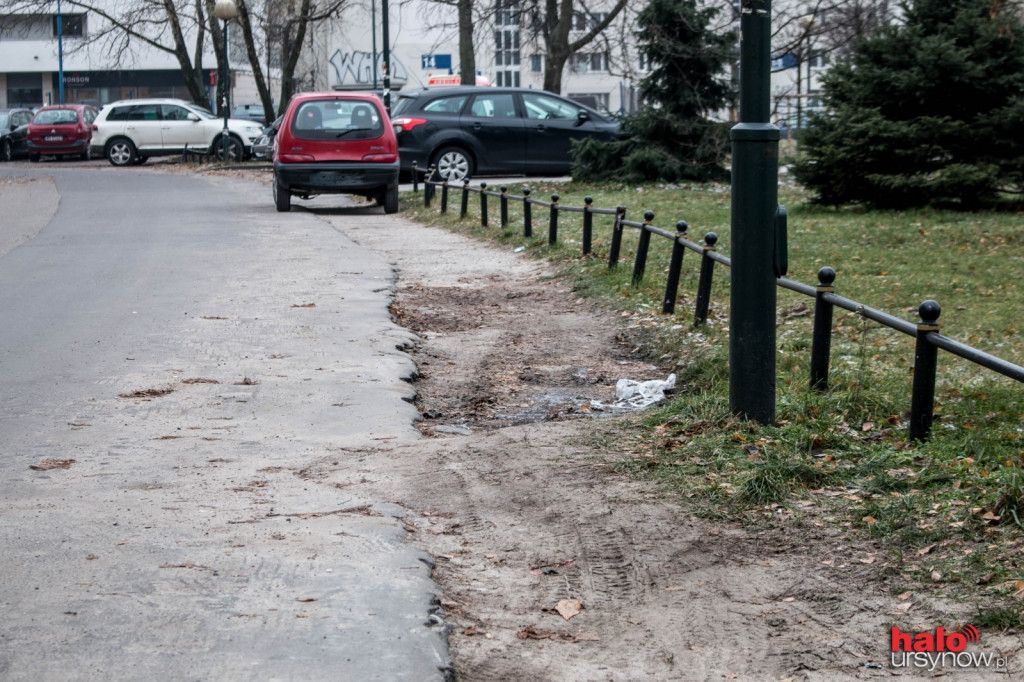 Pseudoparking na Ursynowie. Mieszkańcy parkują w błocie