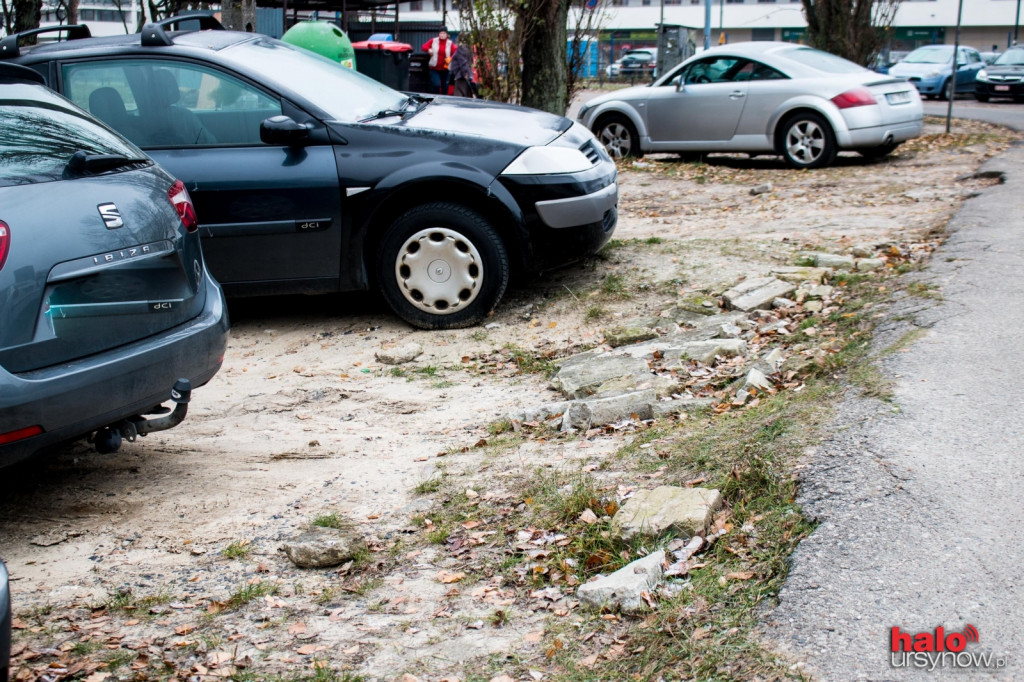 Pseudoparking na Ursynowie. Mieszkańcy parkują w błocie