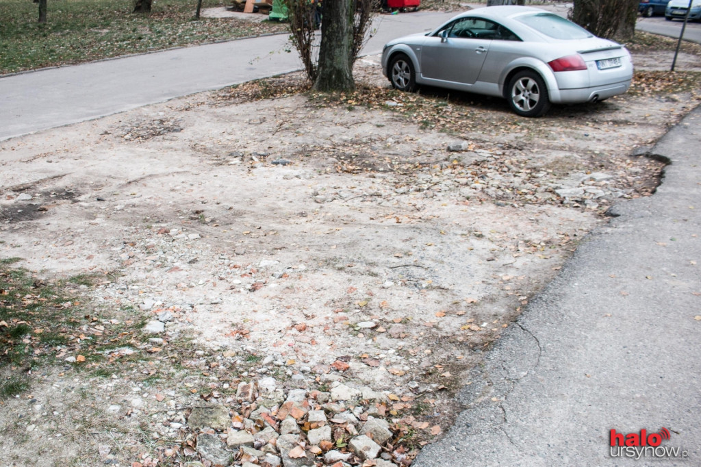 Pseudoparking na Ursynowie. Mieszkańcy parkują w błocie