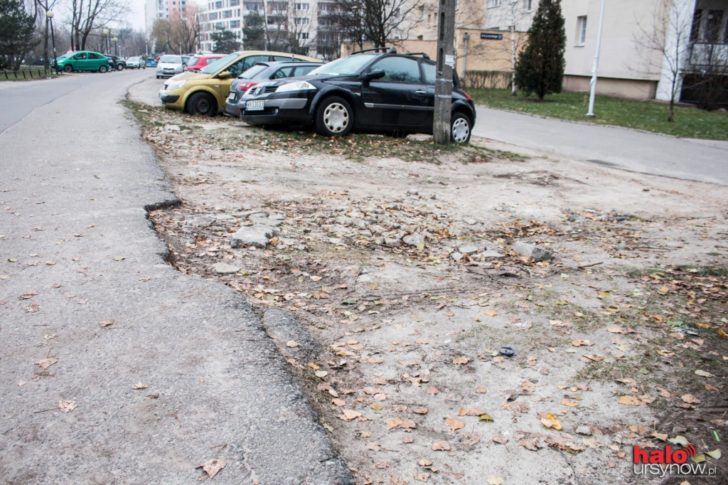 Pseudoparking na Ursynowie. Mieszkańcy parkują w błocie