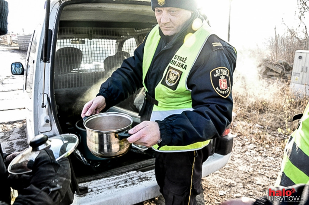 Straż miejska rozwozi posiłki bezdomnym na Ursynowie
